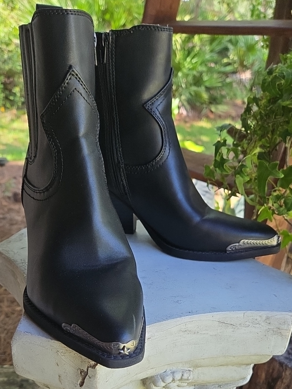 Zodiac Raylin Toe Tap Black Vegan Western Bootie Size 10